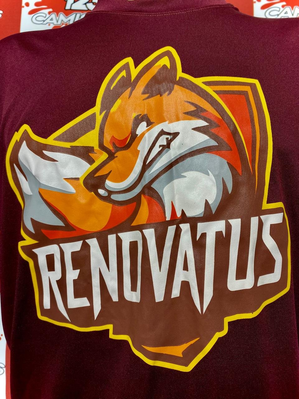 Detalhe de estampa em camiseta de algodão