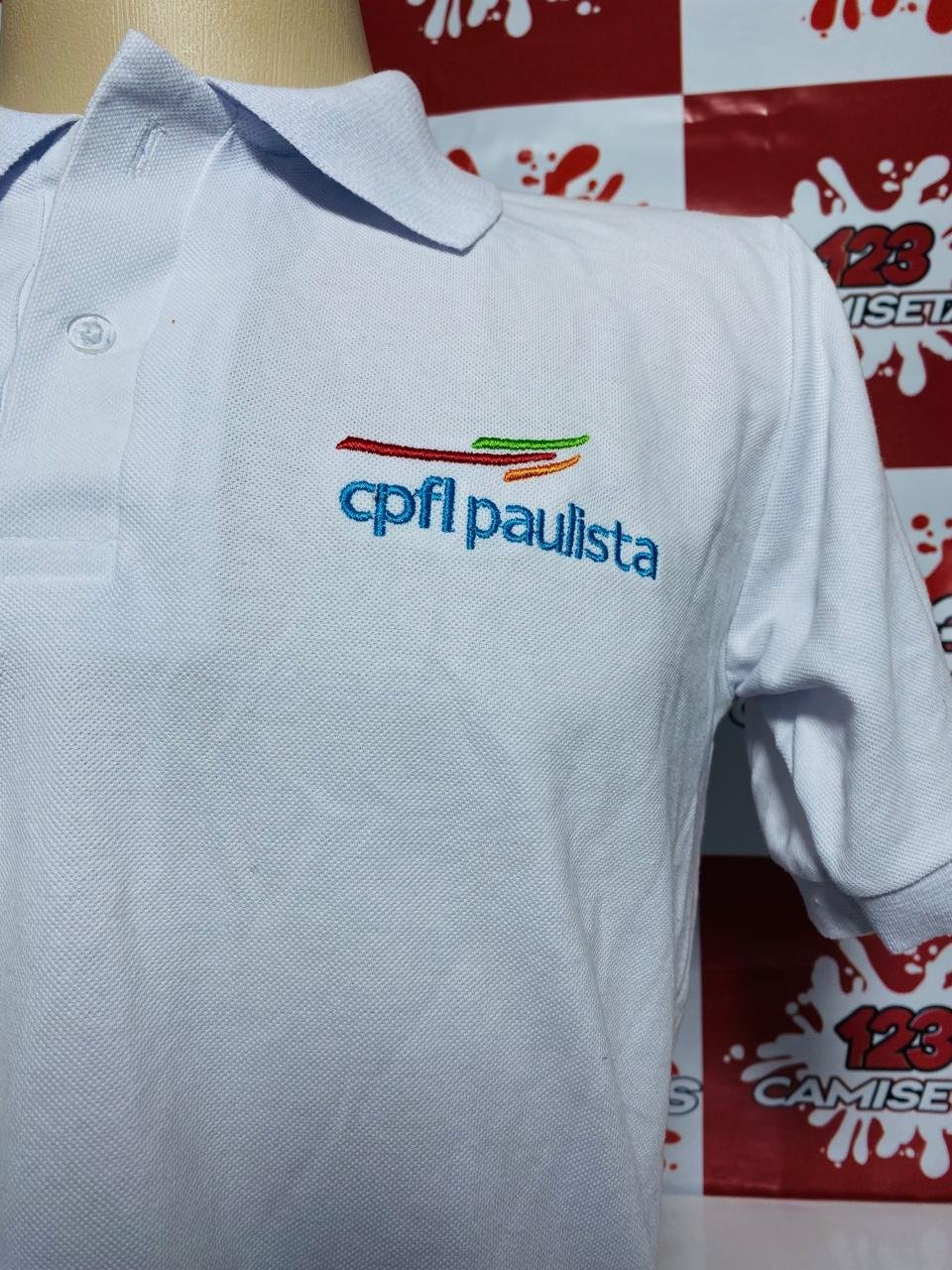 Polo em malha PA com bordado no peito