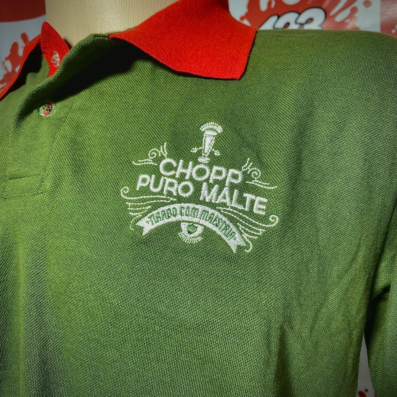 Detalhe de bordado em malha piquet